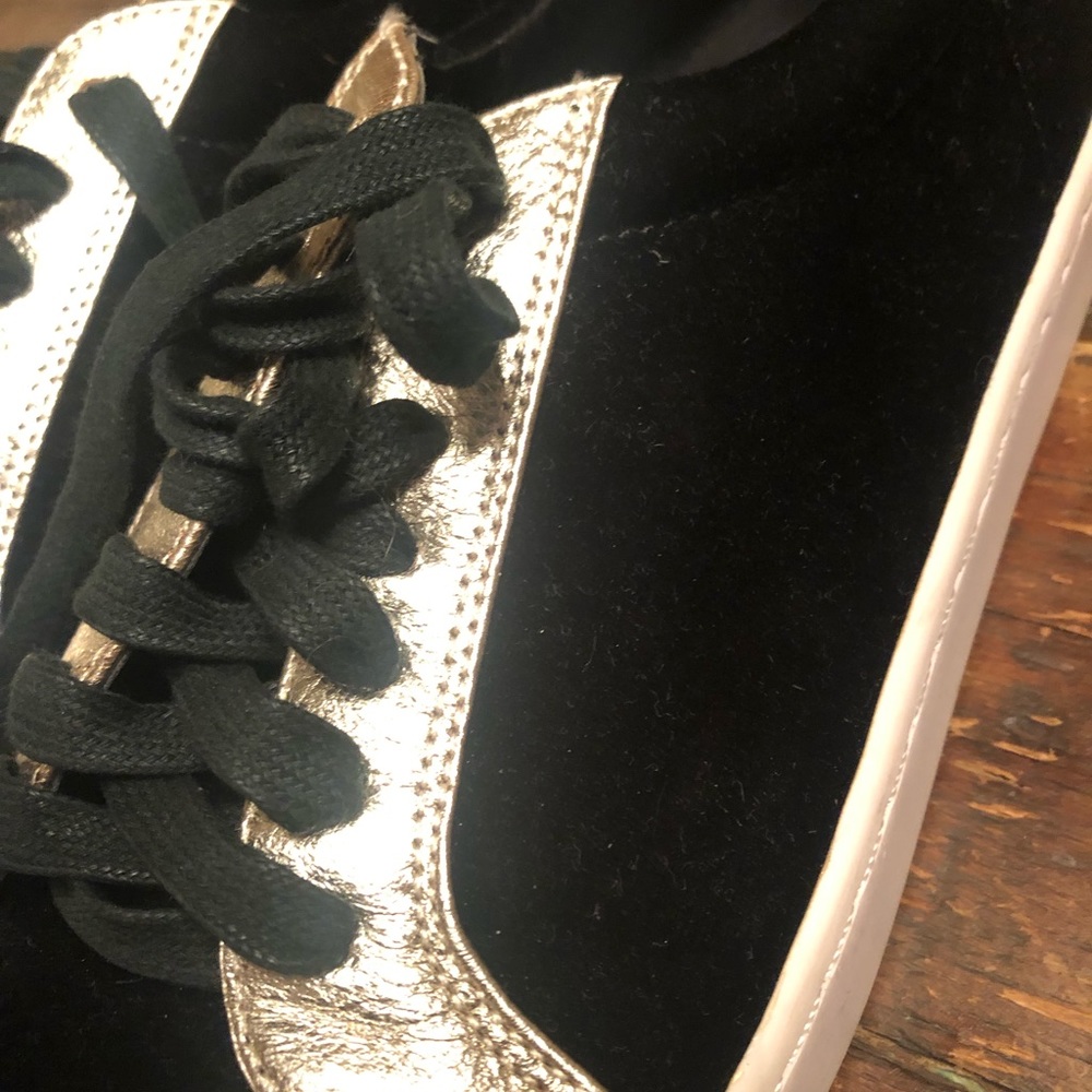 Isaac mizrahi black velour and gold accent fashion sneakers size 7.5